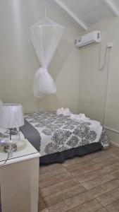 una camera con letto e tavolo con lampada di Ocean View Apartment a Soufriere
