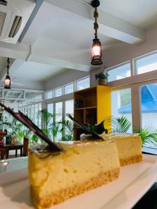 un trozo de pastel sentado sobre una mesa en Sailors Beach Fiji, en Nadi