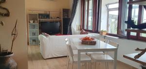 サレルノにあるCasa dei Capperiのリビングルーム(テーブル、白いソファ付)
