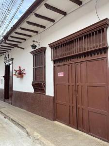 a building with two brown doors on the side of it at Apartaestudio cerca a parque Zapatoca in Zapatoca