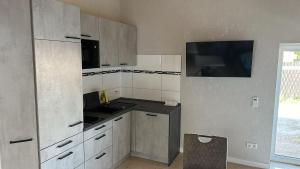 Η κουζίνα ή μικρή κουζίνα στο Alte Bäckerei Hinterhaus Apartment Alte Bäckerei am Flughafen - Messe Düsseldorf +4 φωτογραφίες