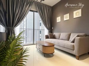 una sala de estar con un sofá y una mesa en Sunway Velocity Two By Awesomestay, en Kuala Lumpur