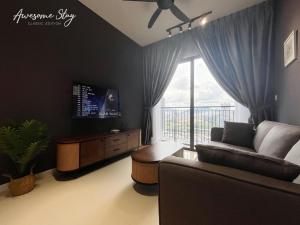 Una televisión o centro de entretenimiento en Sunway Velocity Two By Awesomestay