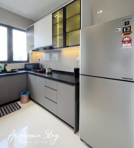 Una cocina o zona de cocina en Sunway Velocity Two By Awesomestay