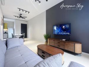 Una televisión o centro de entretenimiento en Sunway Velocity Two By Awesomestay