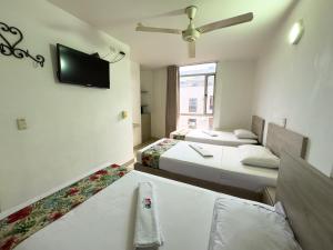 Postel nebo postele na pokoji v ubytování Hotel Macedonia Plaza Medellin