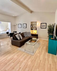 uma sala de estar com um sofá e uma mesa em Echo Park Hills em Los Angeles