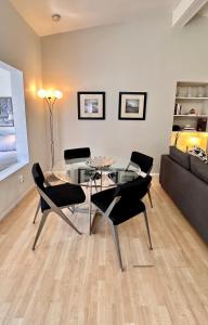 uma sala de estar com uma mesa de vidro e cadeiras pretas em Echo Park Hills em Los Angeles
