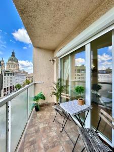 En balkong eller terrass på Budapest Basilica Panorama Apartment