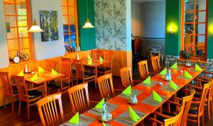 une salle à manger avec une grande table et des chaises en bois dans l'établissement Best Western Spreewald, à Lübbenau