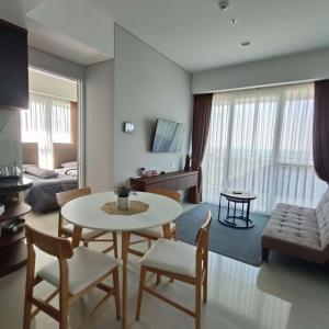 - un salon avec une table et un canapé dans l'établissement Sea View Family Room at Nuvasa Bay Resort Kalani 1107, à Nongsa