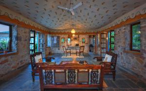 Bagh Serai - Rustic Cottage with Private Pool في ساواي مادهوبور: غرفة طعام مع طاولة وكراسي