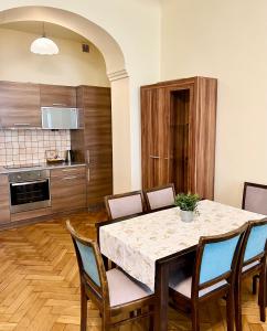 Kuchnia lub aneks kuchenny w obiekcie Apartamenty i Studia HERBARIUM