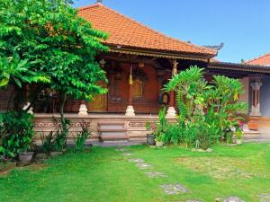 Krambitan的住宿－Rumah Bali Kelating，前面有花园的房子