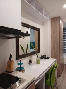 cocina con fregadero y espejo en Moderno apartamento 211 en Bogotá