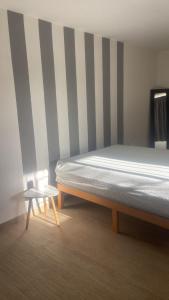 1 dormitorio con 1 cama y mesa auxiliar en Monolocale fronte mare en Porto Torres