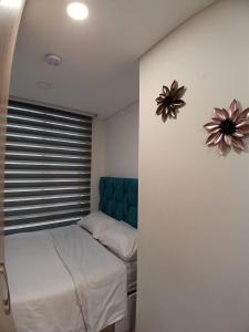Habitación pequeña con cama y ventana en Moderno apartamento 211 en Bogotá