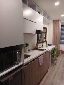 y cocina con microondas y fregadero. en Moderno apartamento 211 en Bogotá