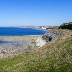 vistas a una playa con el océano en el fondo en Agora Logement à 100 m de la plage, en Wimereux