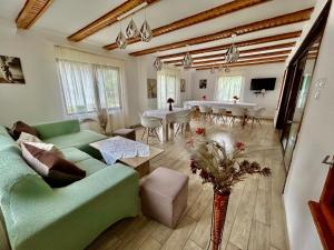 - un salon avec un canapé vert et une table dans l'établissement Vila Monica, à Bran