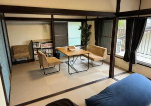 逗子市にあるJapaneseTraditional house【Zushi Kotsubo ONDa】のリビングルーム(テーブル、椅子付)