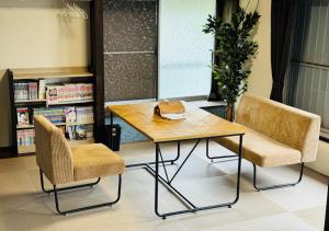 a table and two chairs and a book shelf at JapaneseTraditional house【Zushi Kotsubo ONDa】 in Zushi