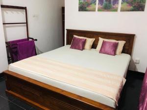 Postel nebo postele na pokoji v ubytování Mango House River Inn Negombo