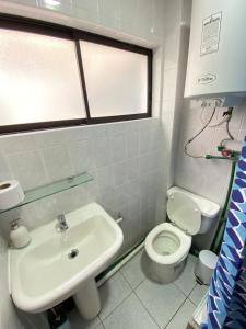 uma casa de banho com um lavatório e um WC em Matta Central em Osorno