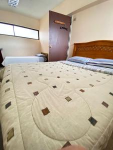 uma cama grande num quarto com duas camas em Matta Central em Osorno