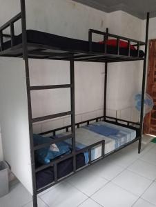 מיטה או מיטות קומותיים בחדר ב-ATB Hostel