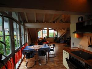 een keuken en een woonkamer met een tafel en stoelen bij Lovely holiday home near the ski-area in Missen