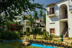 Bazén v ubytovaní Apartments Kione Playa Romana Park alebo v jeho blízkosti