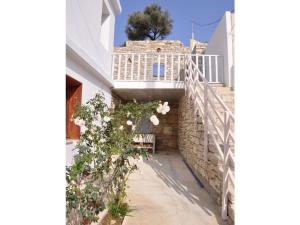 una escalera que conduce a una casa con una escalera en Leonidas Comfortable holiday residence, en Pitsidia