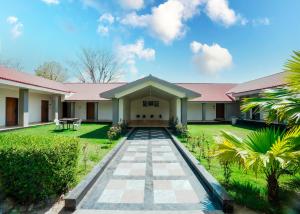 una casa con giardino e passerella di Rupis Resort a Dabok