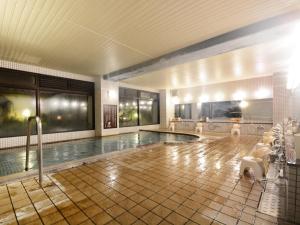 ein großer Pool in einem Hotelzimmer in der Unterkunft Hoshikawakan in Yamanouchi