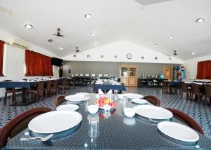 een eetkamer met een tafel en stoelen bij Rupis Resort in Dabok