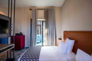 Rúm í herbergi á Qarvasla Hotel