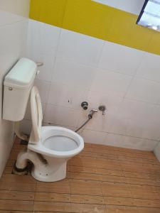 uma casa de banho com WC com assento para cima em Hotel Motera Inn em Ahmedabad