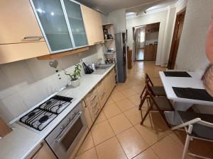 een keuken met een fornuis en een aanrecht bij Apartament in Ploieşti