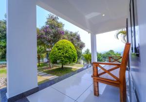 Un balcón o terraza en Vythiri Silver Mist Hilltop Villa By VOYE HOMES