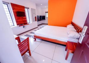 Una cama o camas en una habitación de Vythiri Silver Mist Hilltop Villa By VOYE HOMES