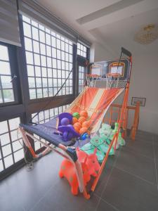 una habitación para niños con un columpio con juguetes en 大衛營農莊 en Ch'ing-shui