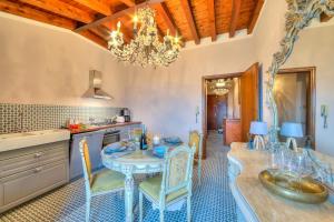 eine Küche mit einem Tisch, Stühlen und einem Kronleuchter in der Unterkunft Laetitia Historic Center Fantastic view L - Happy Rentals in Salò