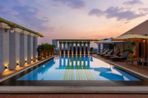 Bazén v ubytování Jaya Suites Hotel nebo v jeho okolí