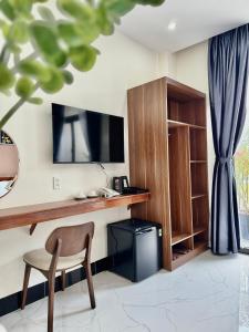 a living room with a desk and a chair at Hula Hotel in Can Tho