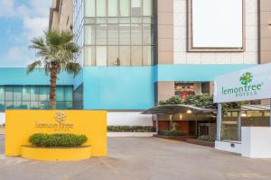 una señal amarilla frente a un edificio en Lemon Tree Hotel, East Delhi Mall, Kaushambi, en Ghaziabad