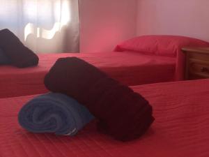 - une serviette noire sur 2 lits dans l'établissement Casa de MONTE Y LEVA, à El Pozo del Cabo