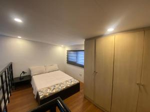 - une petite chambre avec un lit et une fenêtre dans l'établissement Transient near Pundaquit Beach, Capones, Anawangin, à Zambales