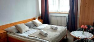 1 dormitorio con cama, mesa y ventana en Pokoje u Doroty - w bliskości z naturą en Zakopane