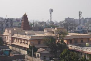 widok na miasto z budynkami i wieżą w obiekcie Radha Rani Dham (Near Iskcon Temple) w mieście Wryndawan